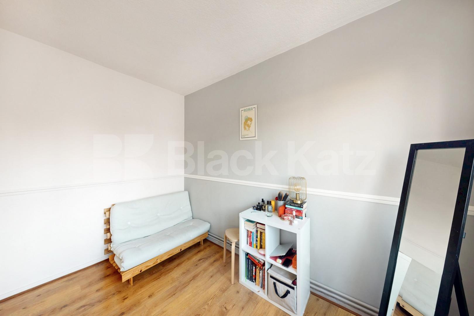 A very generous top floor apartment & superbly located   Neckinger Enid street , London Bridge / Bermondsey  